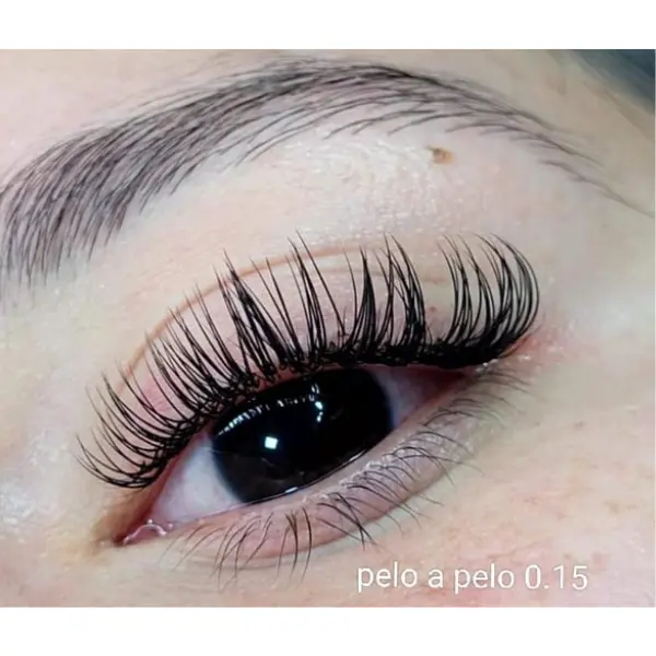Aplicación profesional de extensiones de pestañas clásicas en Studio Ximena Urrea
