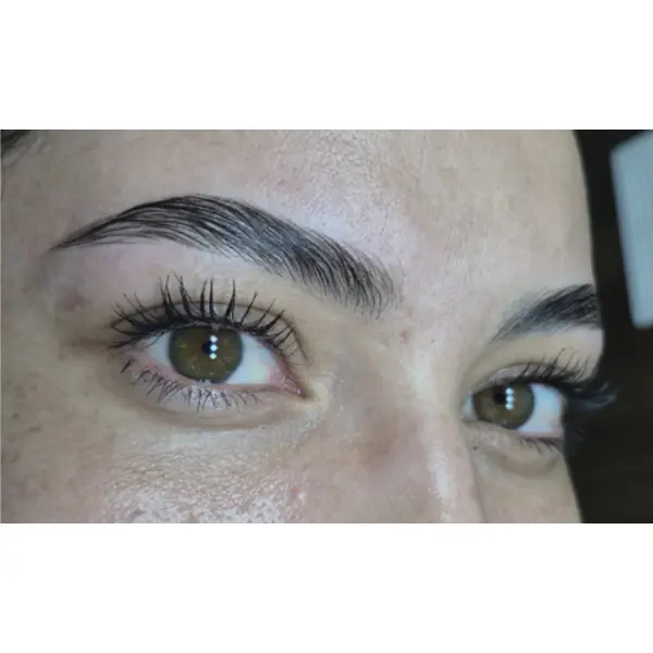 Laminado de cejas para un acabado ordenado y poblado