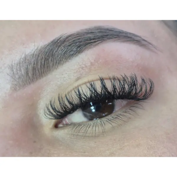 Pestañas estilo brasileñas para un look glamuroso y llamativo