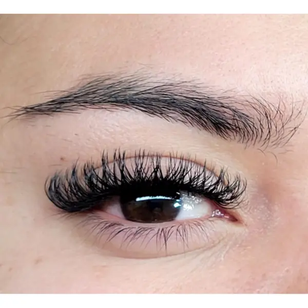 Extensiones de pestañas brasileñas con volumen intenso
